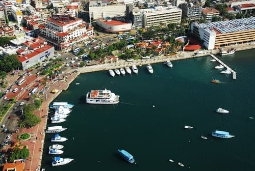 Vista del malecón de Acapulco con el mar de fondo
