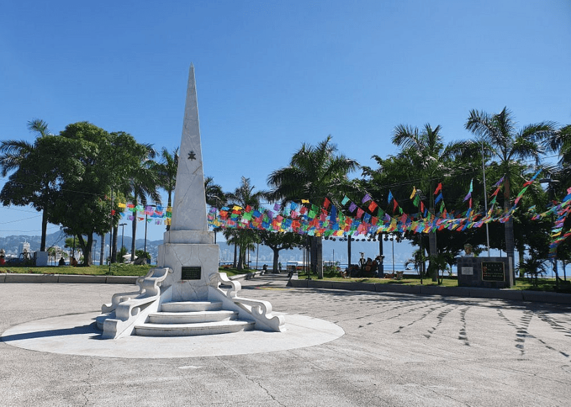 Parque de la Reina en Acapulco con áreas verdes y palmeras
